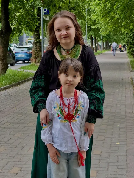 Барвисті і ошатні: волиняни у вишиванках заполонили соцмережі святковими фото