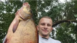 Клюнув на опариша: в річці біля Луцька зловили величезного ляща  (фото)