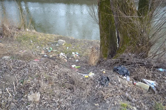 У «Старому місті» берег річки Стир забруднений сміттям (фото)