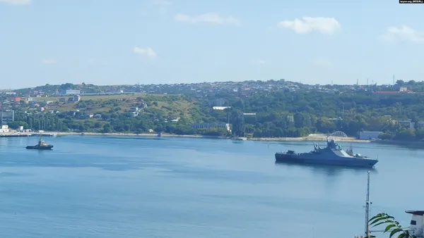 У Севастопольську бухту зайшов обсмалений російський військовий корабель (фото, відео)
