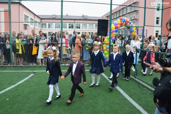 Квіти, вітання та першачки: у луцькій школі №9 пролунав перший дзвоник (фото)