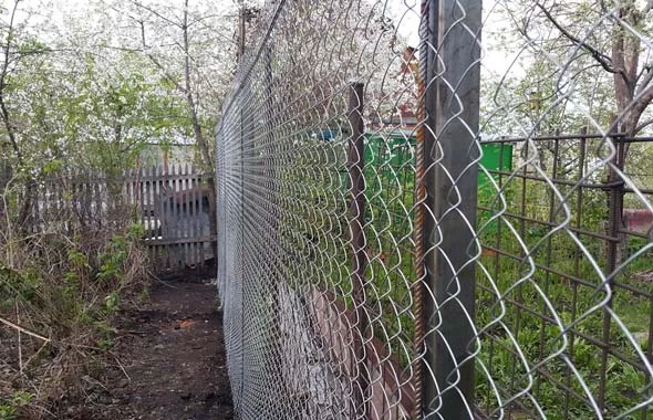 У Луцьку сусіди не можуть поділити землю через паркан