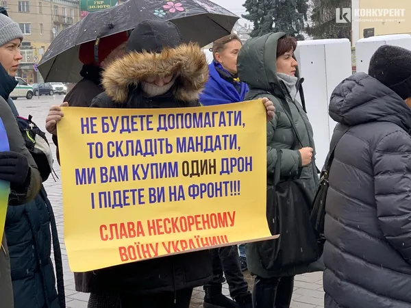 «Досить красти»: у Луцьку – акція з вимогою витрачати більше на ЗСУ (фото)