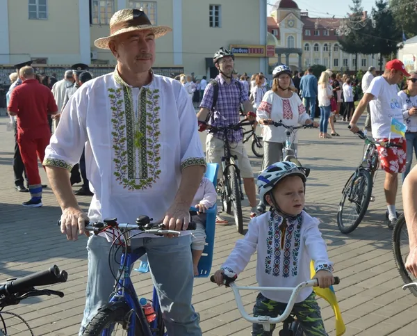 Велосипедисти у вишиванках кружляли Луцьком (фото)