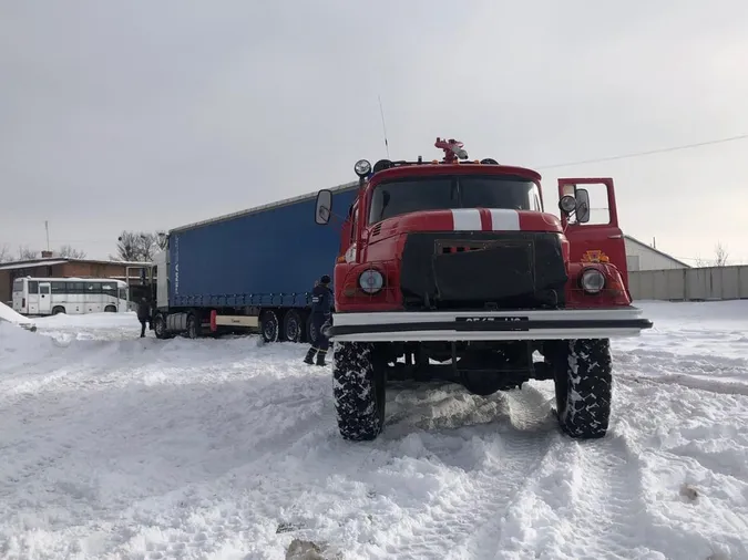 На Волині рятувальники витягнули зі снігу фуру (фото)