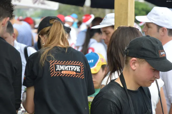 Годував гостей - ТМ «Дмитрук»