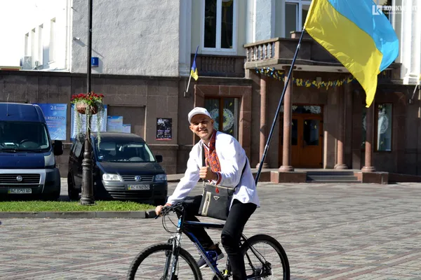 Луцьк святкує активно: на міські вулиці виїхали велосипедисти у вишиванках (ФОТО)