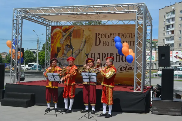 Середньовічний дух, блазні та площадний фарс: у луцькому «Промені» яскраво відкрили супермаркет (фоторепортаж)