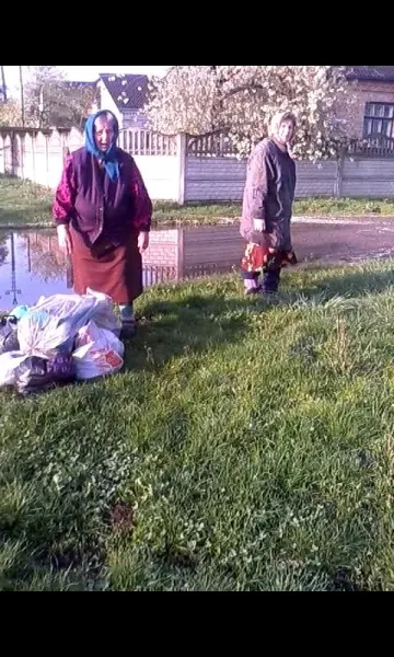 Муніципали спіймали лучан, які викидають сміття на тротуари (фото)