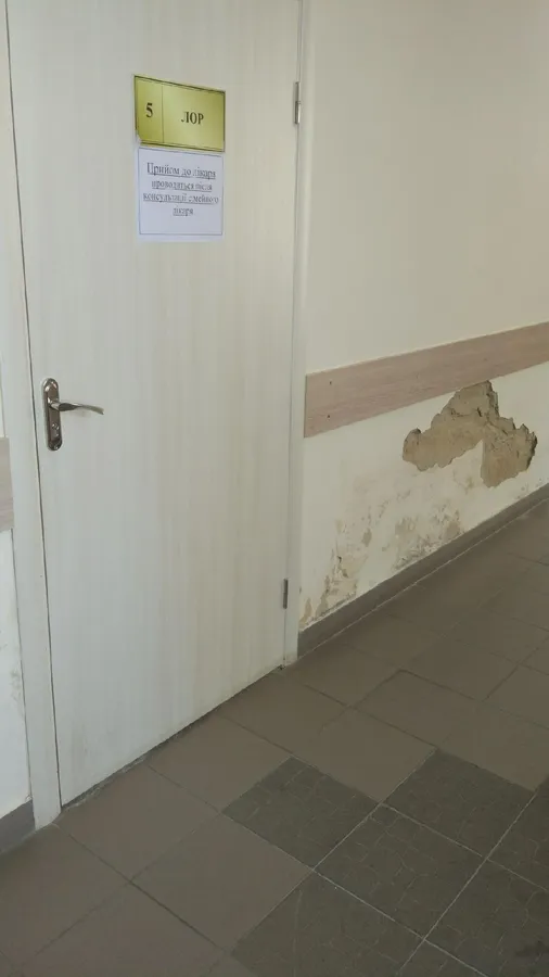 Лучани нарікають на «новий» ремонт у поліклініці №3 (фото)
