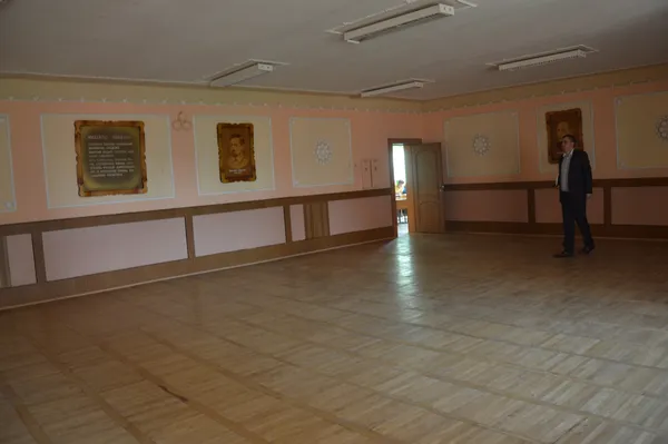 В холі