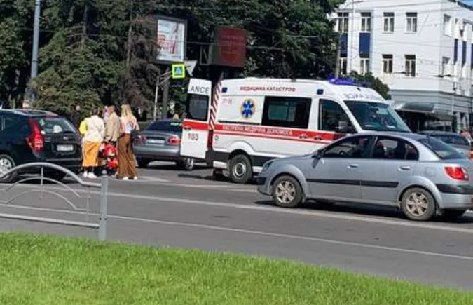 Показали автотрощу біля ЦУМу в Луцьку (відео)