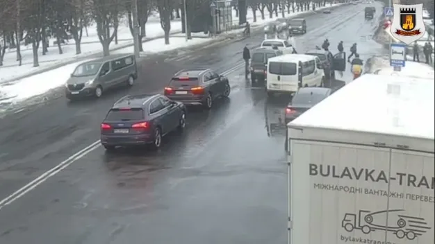 Не витримав дистанцію: у Луцьку Citroen врізався в поліцейське авто (відео)