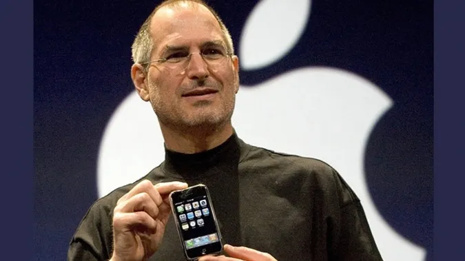 10 років тому Стів Джобс представив iPhone
