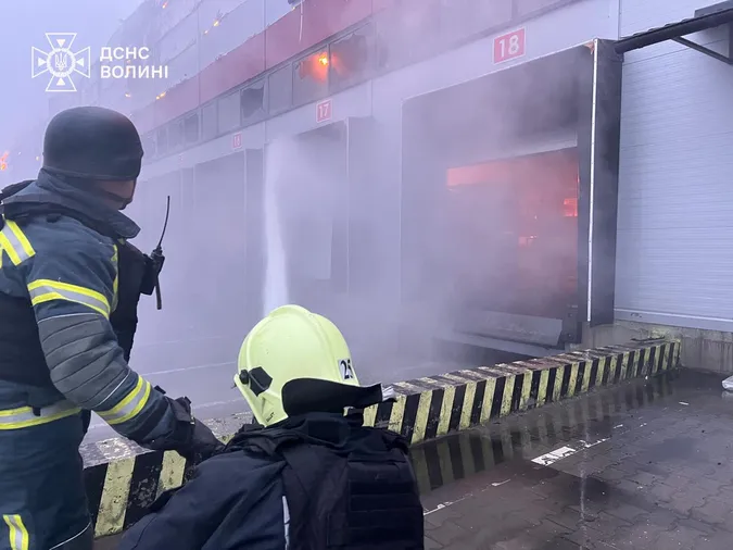 У Луцьку загасили величезні пожежі після прильотів: як це було (фото)