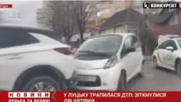 У Луцьку на перехресті зіткнулися дві автівки – на місці працює поліція (відео)