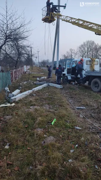 Водій заснув: у Луцькому районі фура знесла електроопору (фото)