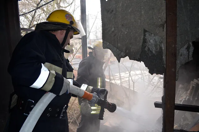 У Луцьку загорівся гараж: рятували автомобіль (фото)