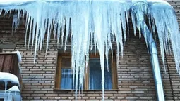 Обережно, бурульки, або Як лучан залишають наодинці з наслідками снігопадів (відео)