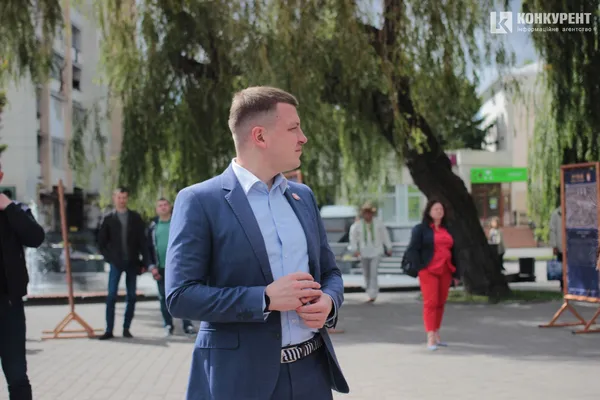 Квіти і класична музика: у центрі Луцька почали святкування Дня міста (фото)
