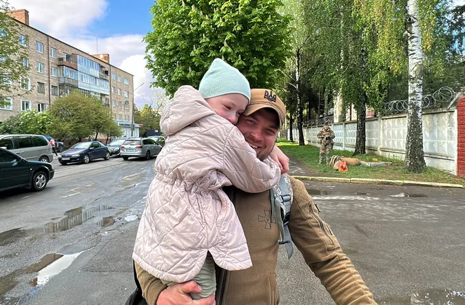 У Луцьку рідні зустріли воїна, який повернувся з Донеччини (фото, відео)