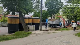 Замість старих металевих: у Луцьку в районі Львівської встановлюють напівпідземні контейнери для сміття