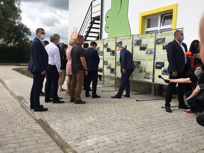 У Крупі зустріли Зеленського (фото, пряма трансляція)