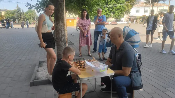 У Луцьку хлопчик-переселенець з Бучі збирає гроші для ЗСУ грою в шахи (відео)