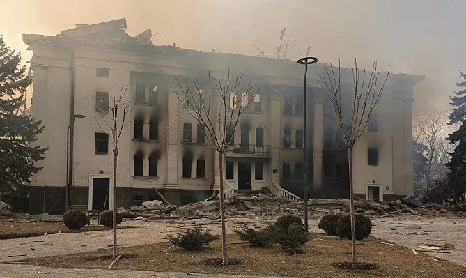 «Тим часом у Маріуполі»: у Швеції презентували фотовиставку маріупольського журналіста (фото)