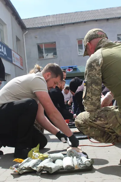 Рятівники у рясі: у Луцьку капелани вчаться рятувати не лише душі, а й життя (фото)