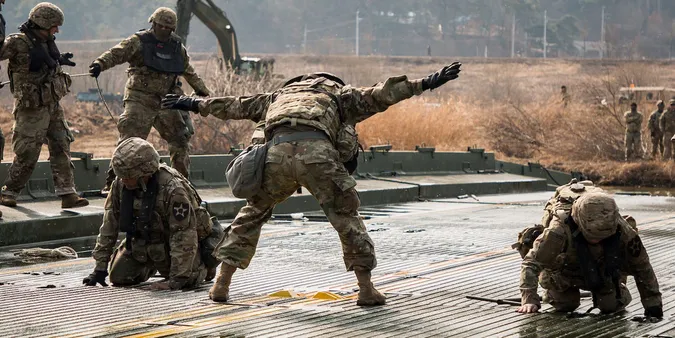 Військових США обстріляли ракетами в Іраці: повідомили про 80 загиблих