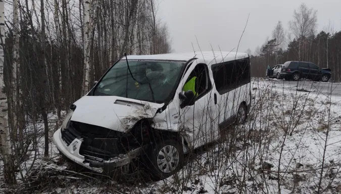 На «варшавці» – масштабна ДТП: зіткнулися два легковики, бус і бензовоз (фото, відео)
