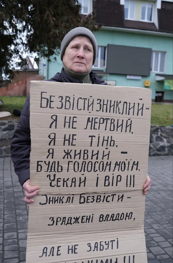 Десятки людей з прапорами та гаслами: у Володимирі вийшли на мирну акцію (фото)