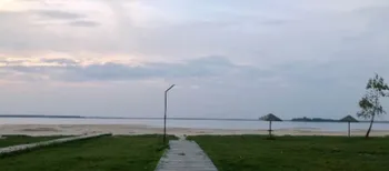 Світязь відступає: гойдалка, яка ще недавно стояла у воді, опинилася на сухому піску