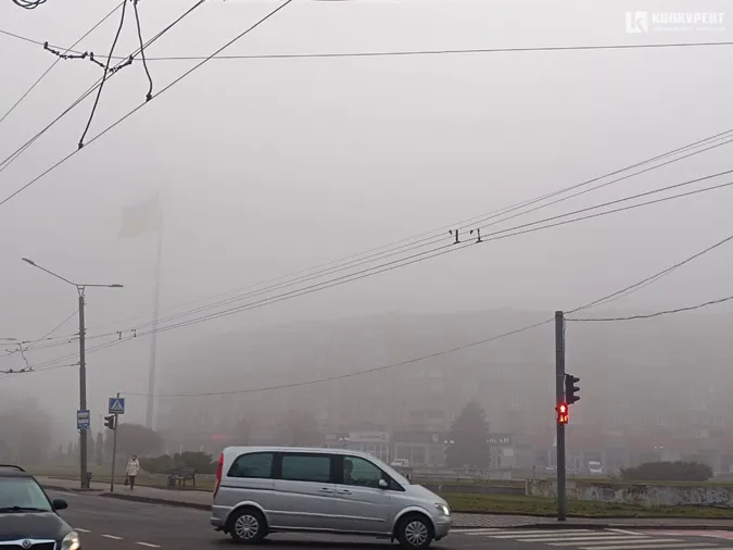 Нічого не видно: Луцьк накрило густим туманом (фото)
