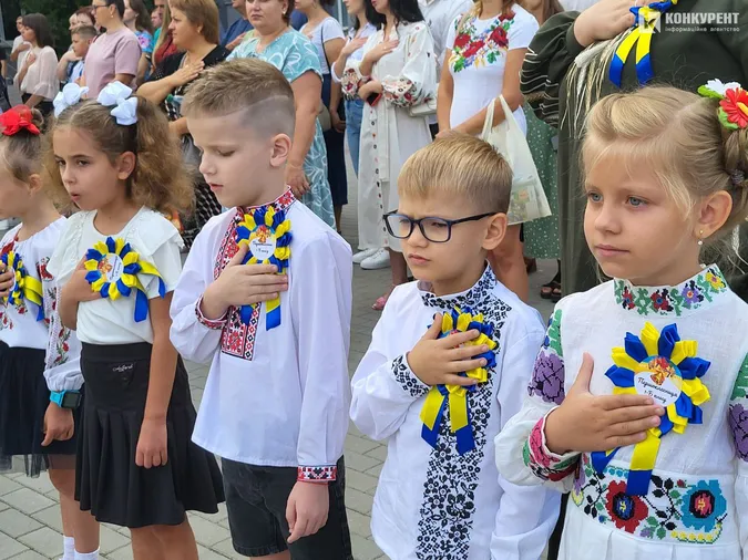 1 вересня у луцькому ліцеї №10: лінійка для першачків та випускників (фото)