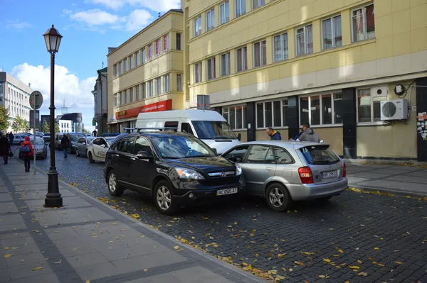 Відтягували тросом: у Луцьку – ДТП на Кривому Валу (фото)