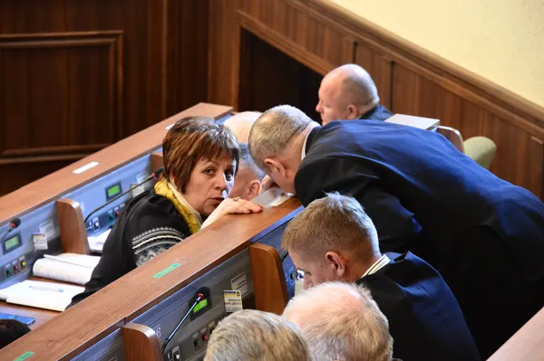 Журналістка та депутатка Алла Лісова спілкується з колегами..