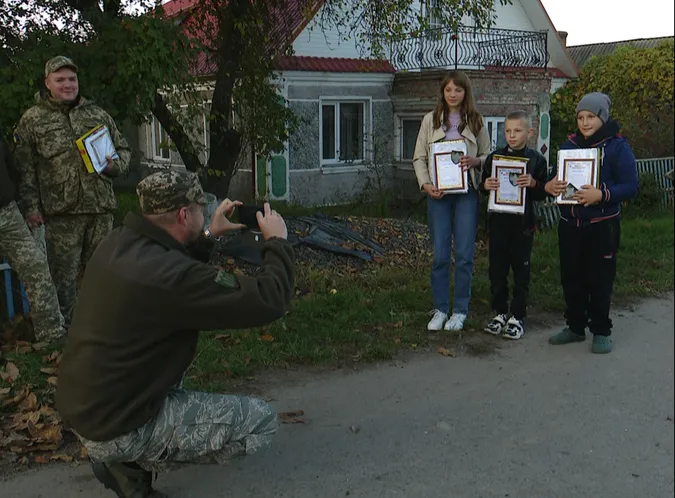 Грамоти, шеврони, цукерки: волинські тероборонівці віддячили дітям за зібрані гроші (фото)