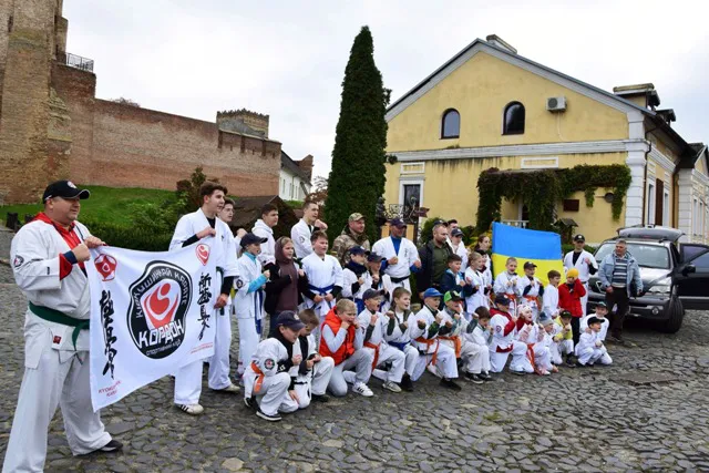 Юні каратисти подарували позашляховик волинським прикордонникам (фото, відео)