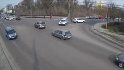 У Луцьку на перехресті не поділили дорогу Mercedes і Skoda (відео)