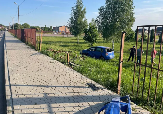 Під Луцьком легковик зніс паркан і злетів у кювет – постраждала водійка (фото, відео)