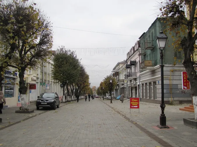 Лучани нарікають на автівки, які їздять вулицею Лесі Українки