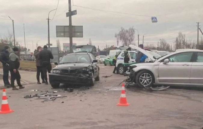 Показали момент зіткнення легковиків у Луцьку на перехресті Дубнівської та Глушець (відео)