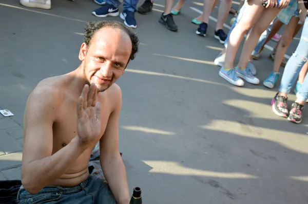 Запальний Василь вирішив хвилинку перепочити від танців