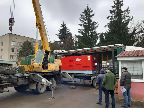 В лікарню і на водоканал: Луцьку передали потужні генератори (фото)