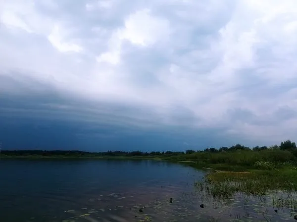 Темно-синьо в небі і в воді: озеро Люб'язь перед грозою (фото)