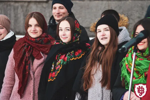 У Луцьку біля головного корпусу ВНУ відкрили різдвяну шопку (фото)