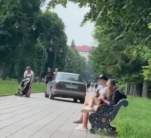 Центральною алеєю луцького парку роз’їжджало авто (відео)