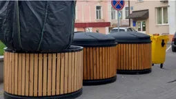 Біля Луцького ЦНАПу встановили сучасні напівпідземні смітники (фото)